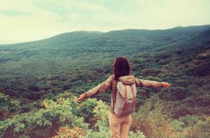 Mujer disfrutando de qué quieres hacer con tu vida