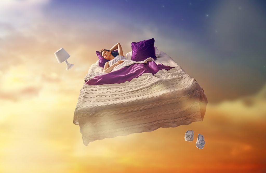 mujer en la cama soñando