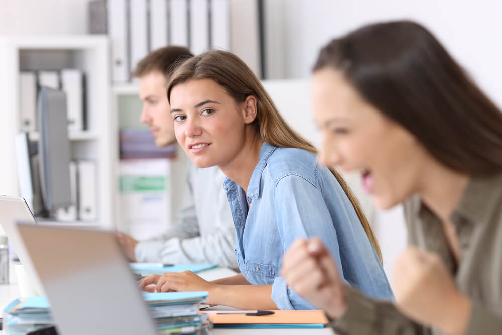 Mulher com inveja de um colega de trabalho