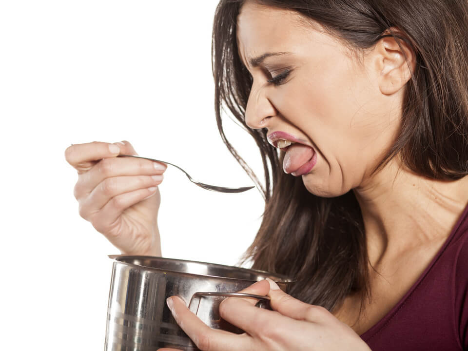 Mujer sintiendo asco