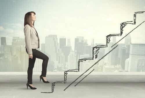 Mujer subiendo una escalera con habilidades mentales