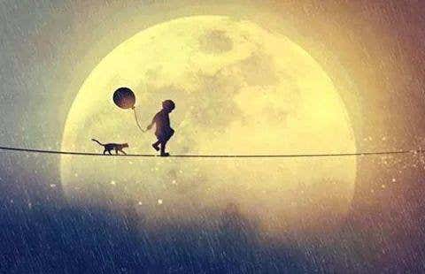 Niño caminando con un globo y un gato por una cuerda cerca de la luna simbolizando las frases de Pablo Picasso