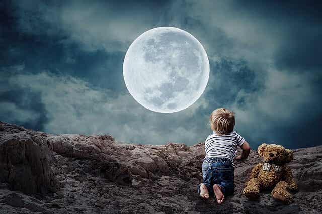 Niño mirando a la luna trabajando la resistencia