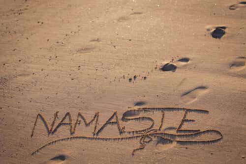 Parola Namaste scritta nella sabbia.