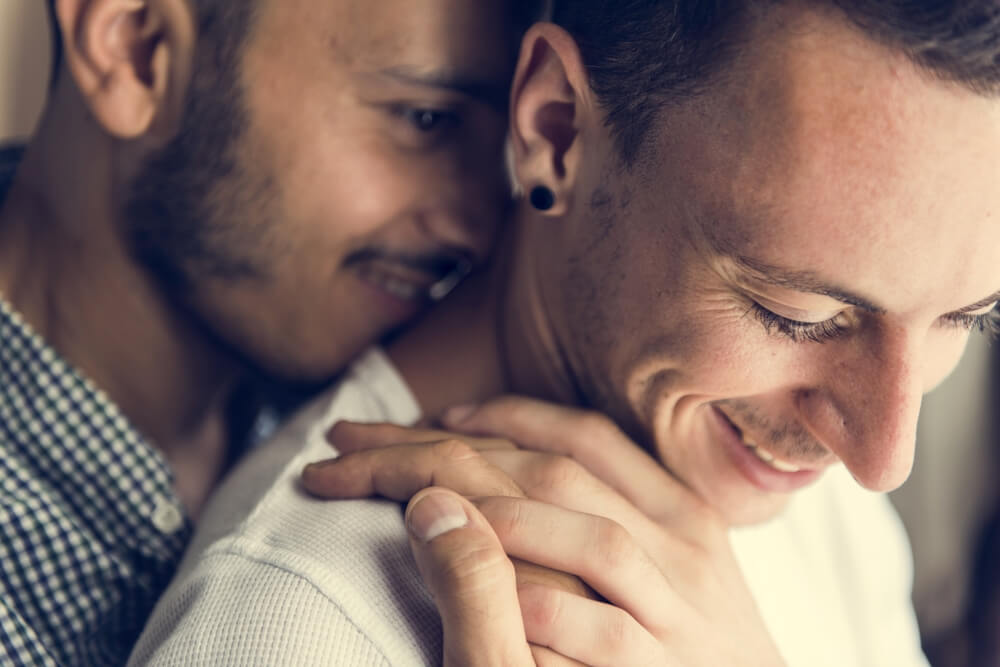 Pareja abrazada