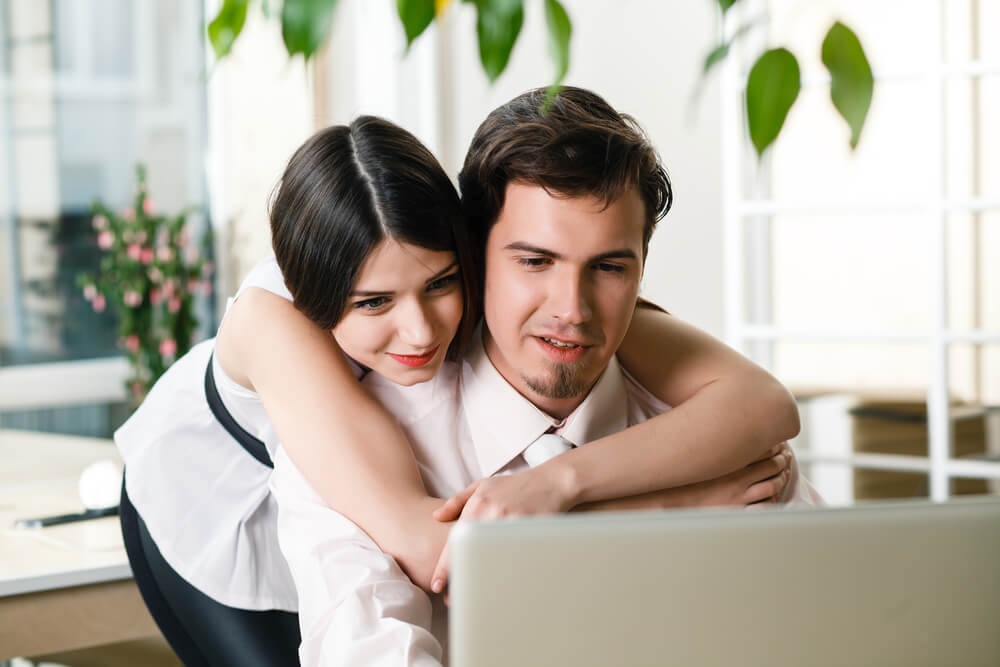Pareja apoyándose