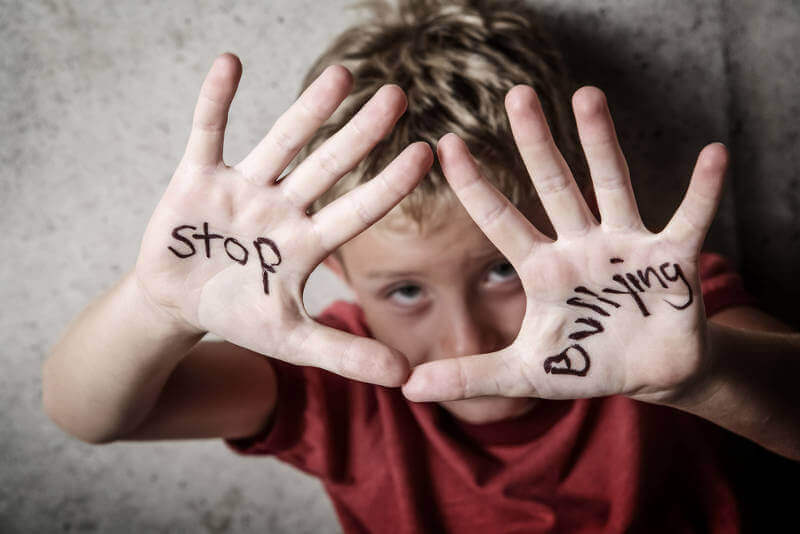 Niño diciendo stop al acoso