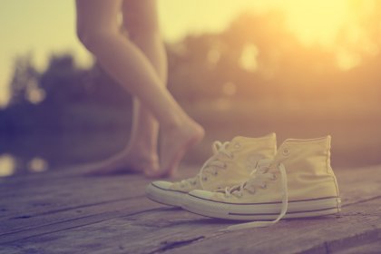 Zapatillas sobre suelo de madera
