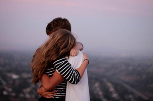 Amigos abrazados perdonándose