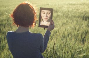 Mujer mirándose al espejo