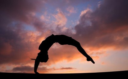 femme faisant la roue
