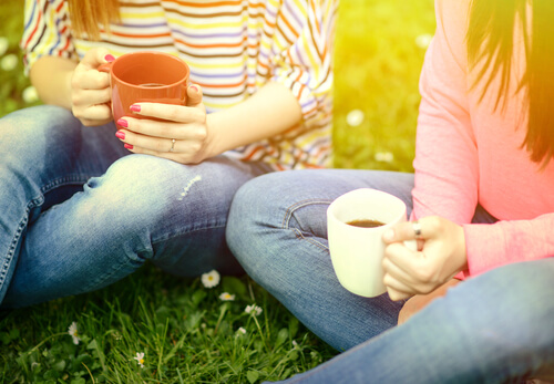 Amigas charlando con un café