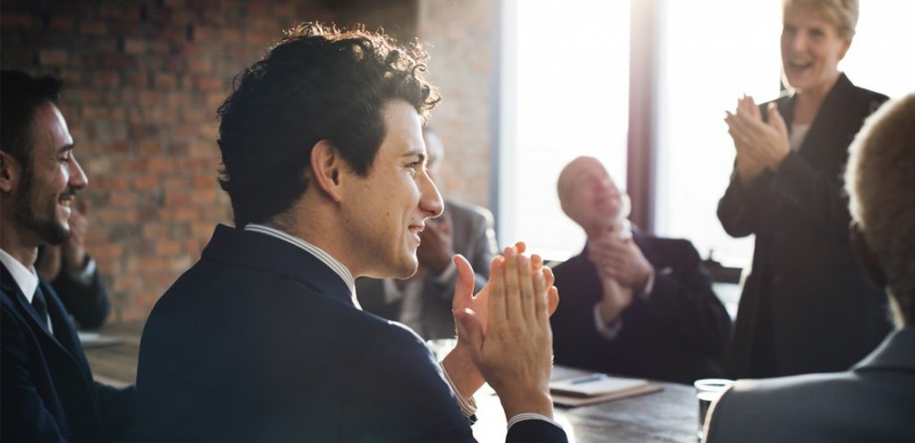 Hombre celebrando éxito ajeno