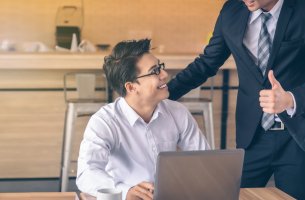 Hombre recibiendo la aprobación de su jefe