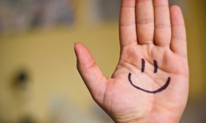 Gezichtje op een hand