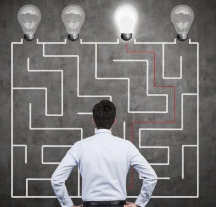 Hombre aente un laberinto poniendo en práctica heurísticos