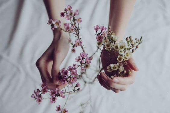 Manos con flores
