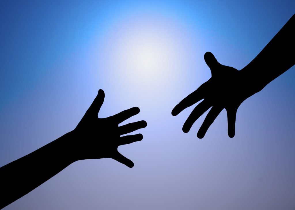 Manos intentando tocarse