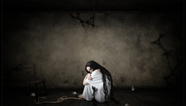 Mujer con miedo sentada