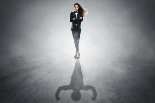 Mujer segura que no necesita búsqueda de aprobación