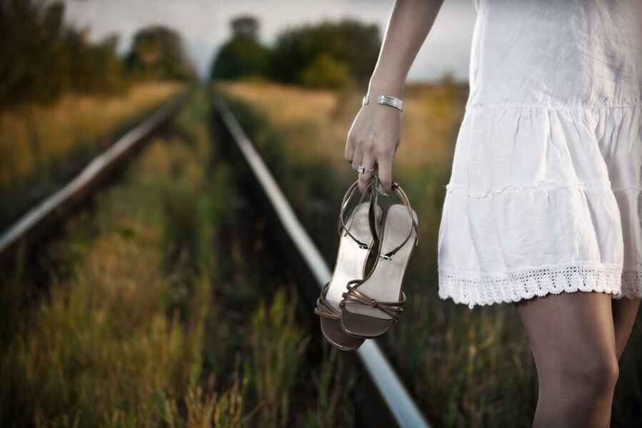 Mujer caminando descalza