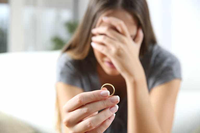 Mujer llorando por divorcio