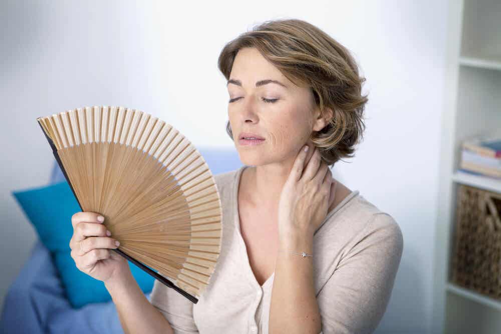 Mujer con síntomas de la menopausia