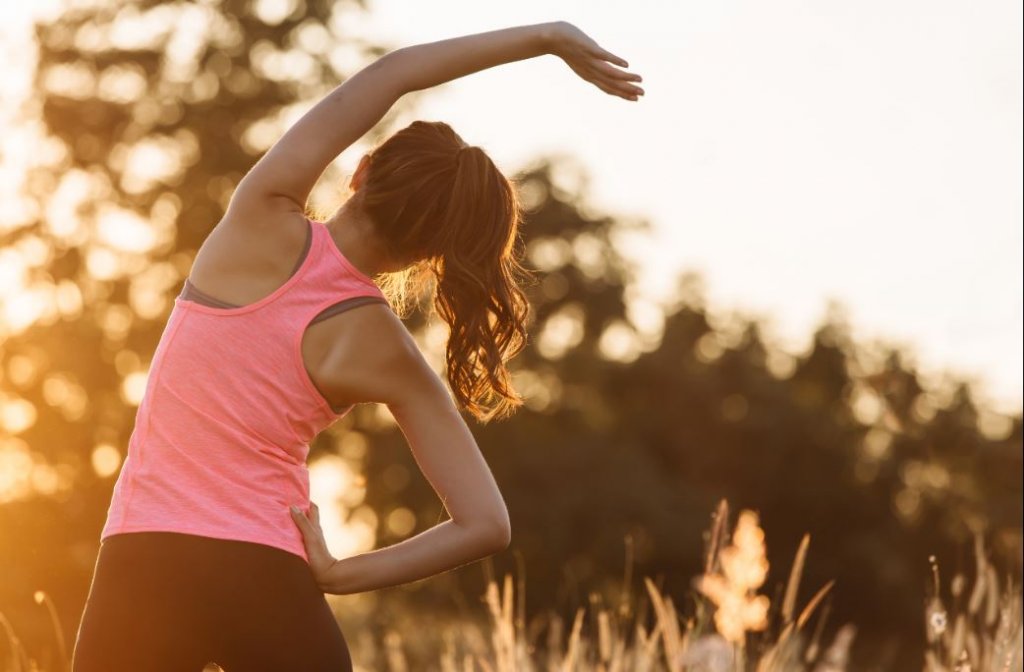 Femme qui fait de l'exercice physique