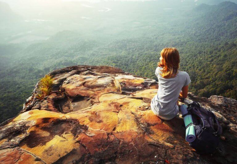 Mujer mirando al horizonte