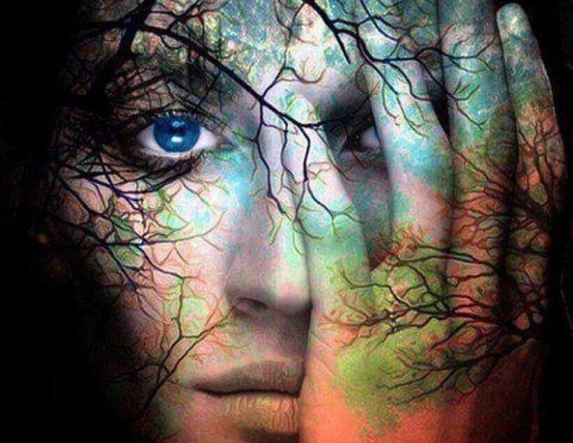 Mujer semioculta diciendo no esperes nada de nadie