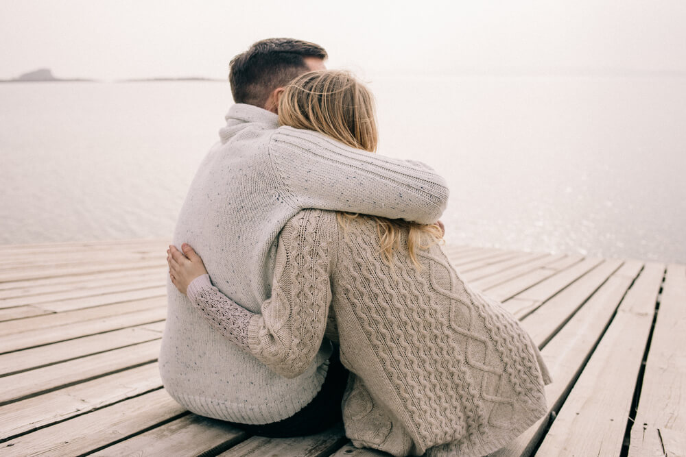 Pareja abrazándose