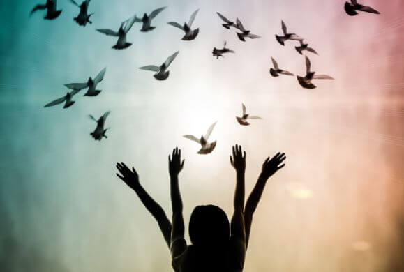 Mujer con pájaritos