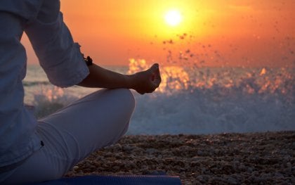 Person mediterer på strand for at komme væk fra den giftige person