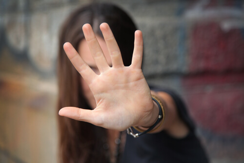 Mujer con mano en alto