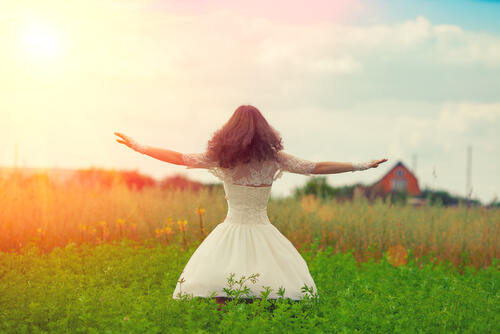 Femme heureuse à bras ouverts