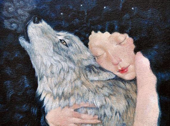 Mujer abrazando a unlobo con tristeza