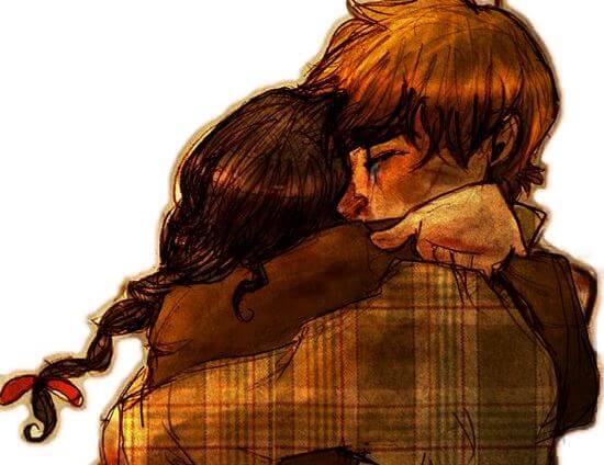 Pareja dándose un abrazo