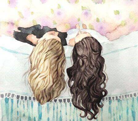 Hermanas tumbadas en la cama hablando