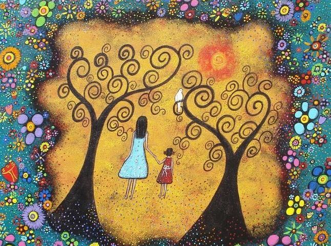 Abuela y nieta de la mano