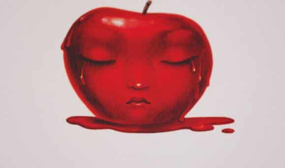 Manzana roja con una cara triste dibujada