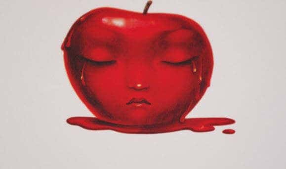 Manzana roja con una cara triste dibujada