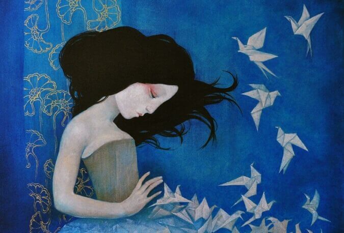 Mujer con pájaros de papel volando