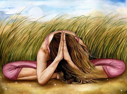 Mujer meditando en el campo