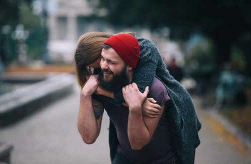 Pareja mostrando su amor con un abrazo