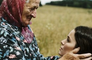 Mujeres más sabias: abuela acariciando a nieta