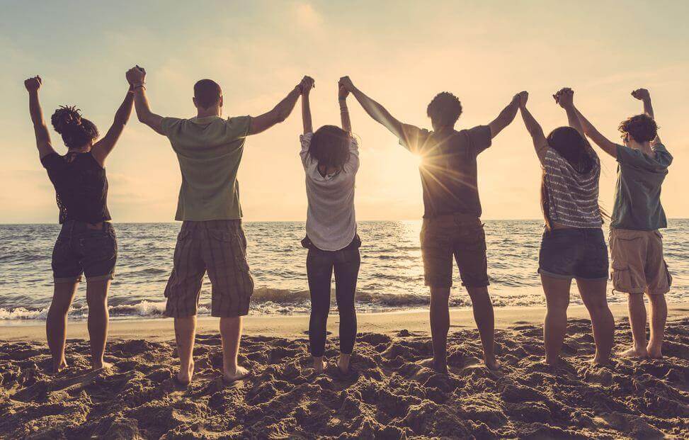 Jóvenes de la mano simbolizando el ser protegido