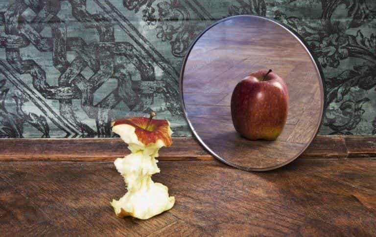 Manzana con imagen distorsionada en espejo
