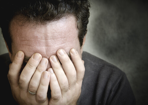 Hombre muy preocupado