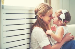 Madre divirtiéndose con su hija