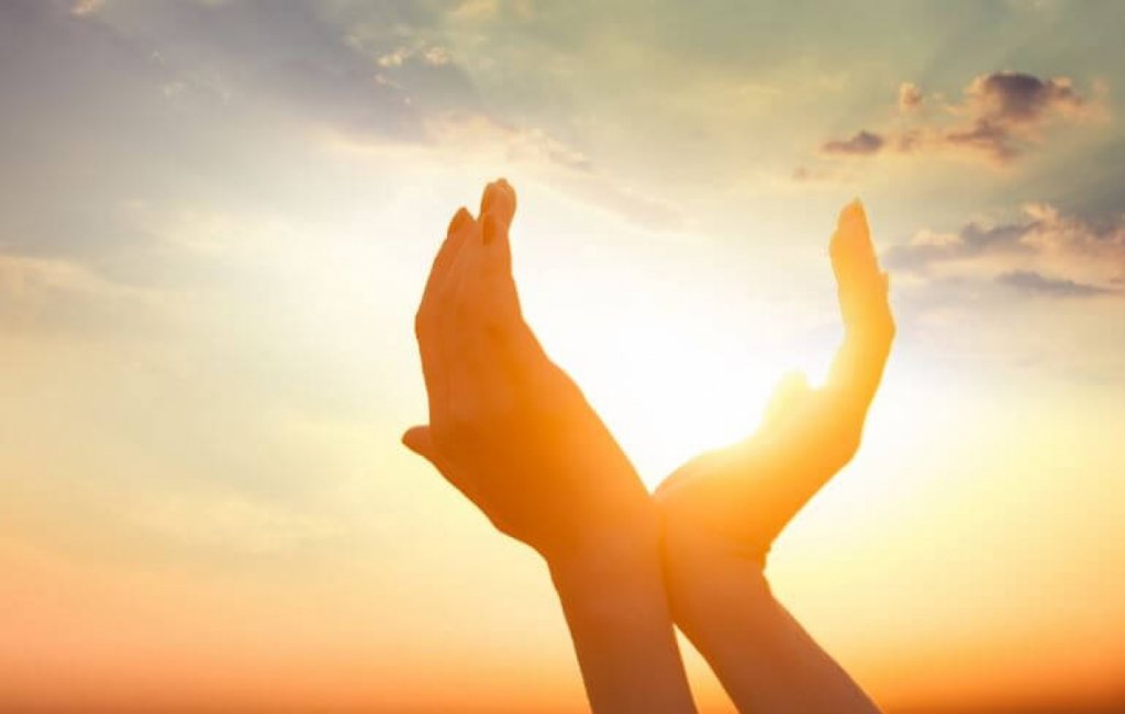 hands holding sun